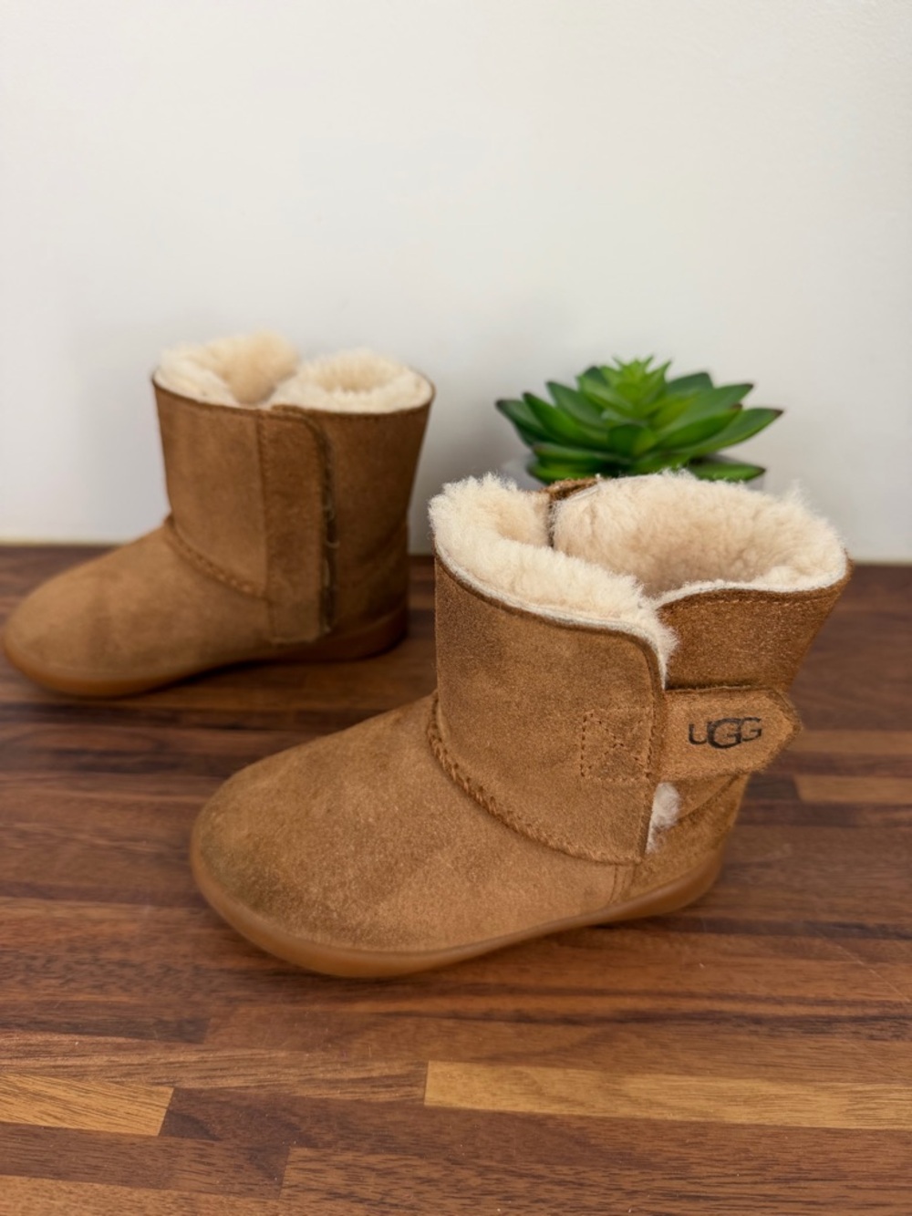UGG Keelan II Toddler Chestnut Suede Sheepskin Booties - size 6